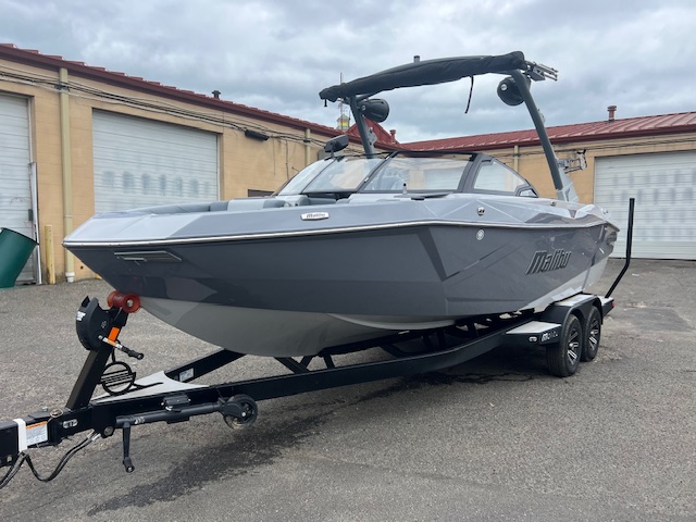 2025 Malibu 23 LSV Icon